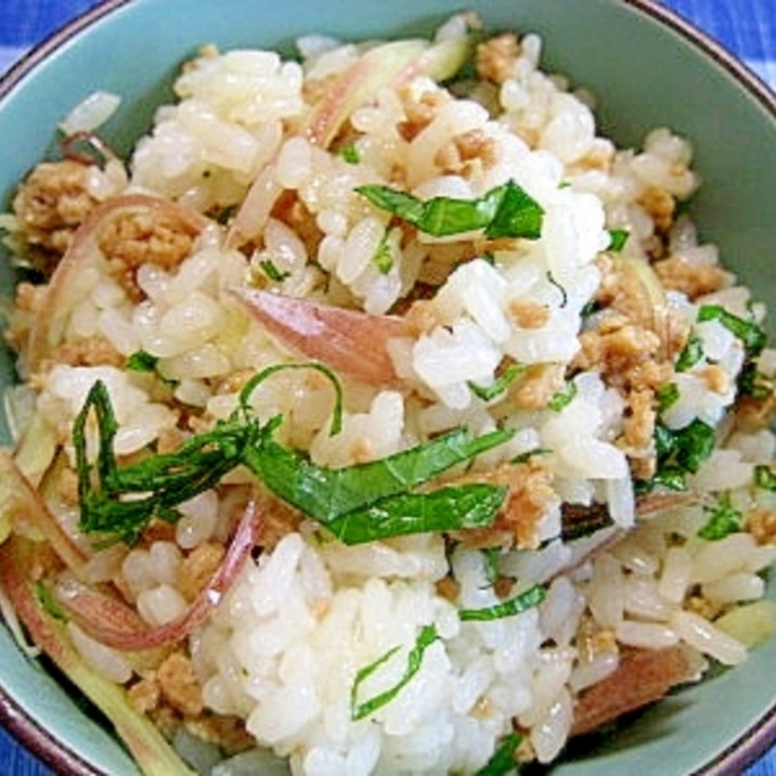 簡単でうまい!そぼろと香草の混ぜご飯